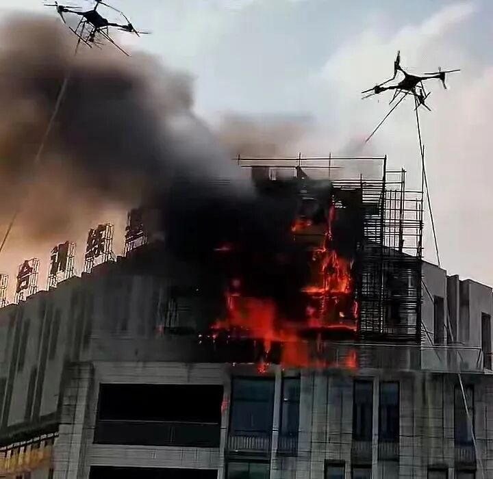 火灾扑救演练中两架无人机在起火建筑上方作业