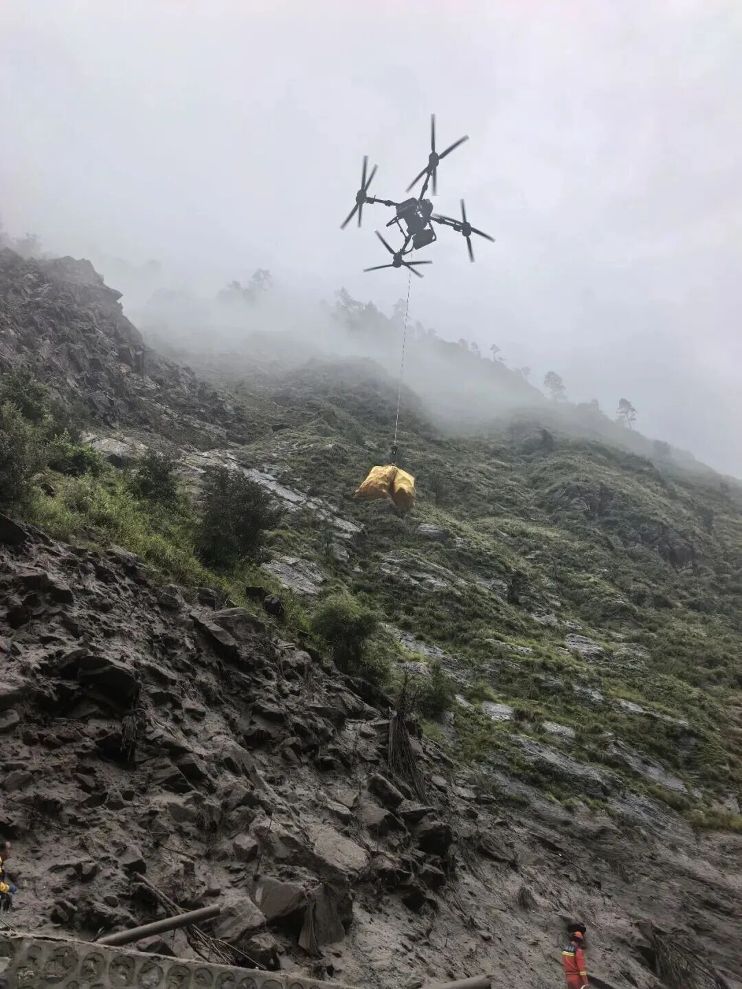 无人机吊挂应急物资飞越滑坡山体