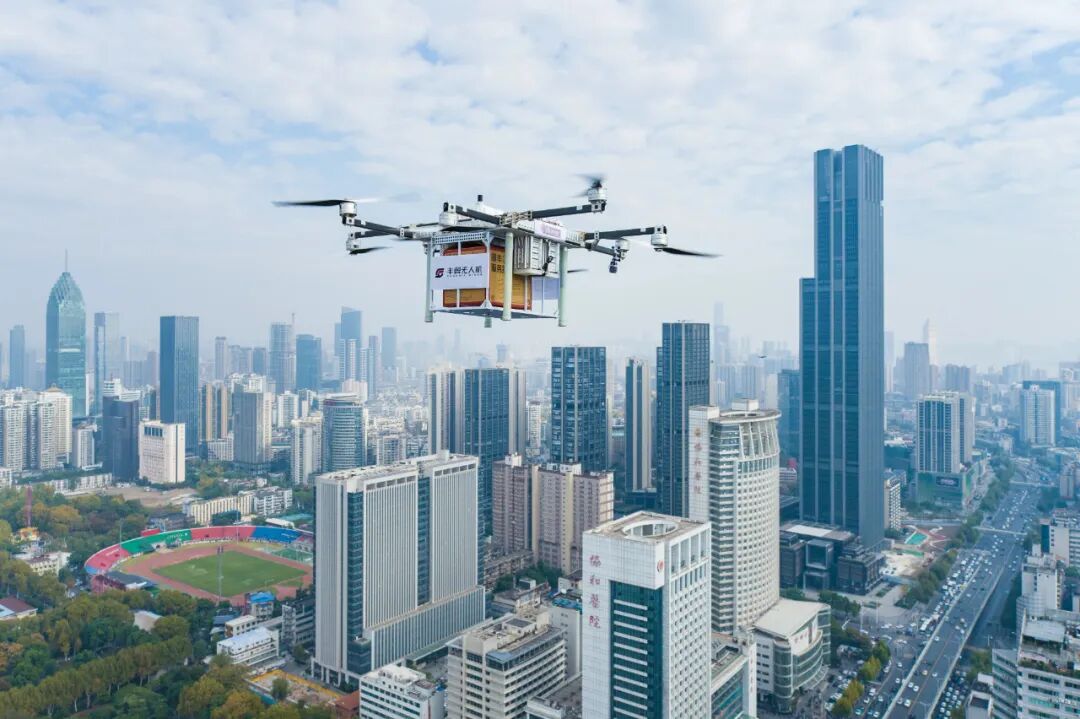 大型物流无人机在城市上空配送货物
