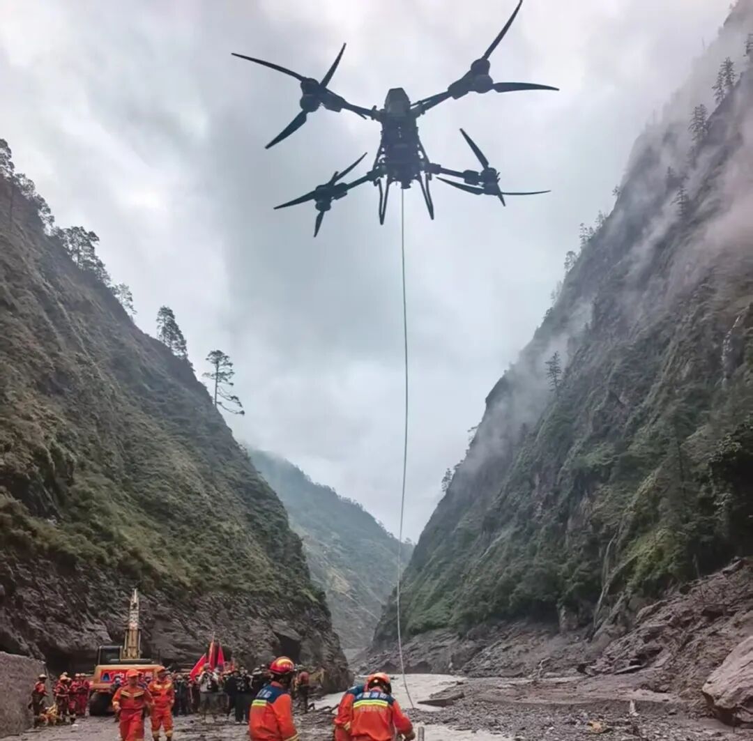 峡谷泥石流救援现场大型无人机低空作业