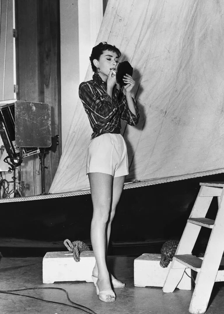 和奥黛丽赫本学优雅穿搭