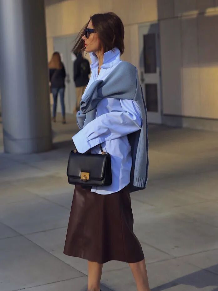 若想穿得更加吸睛,可以加入亮一点的橘棕色系,让你的蓝配灰在人群中