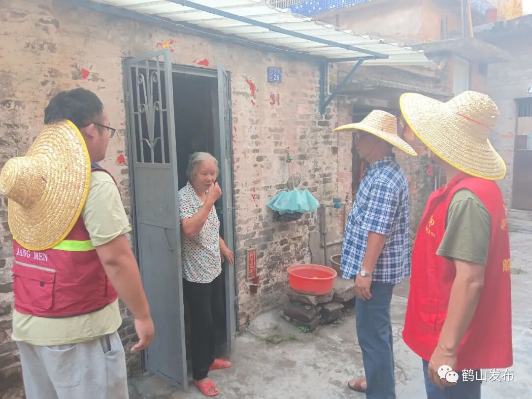 鹤山市党员干部、网格员走访辖区独居老人。