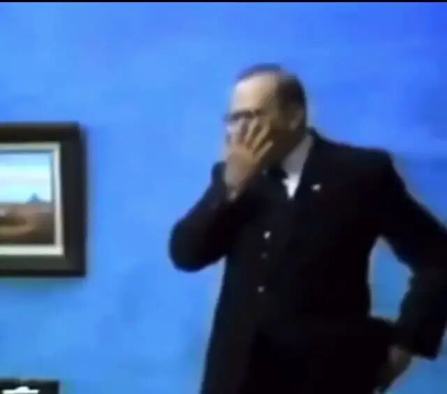 Physicist Galen Winsor eats uranium on live television in 1985 to show that it's “harmless” : r/nextfuckinglevel