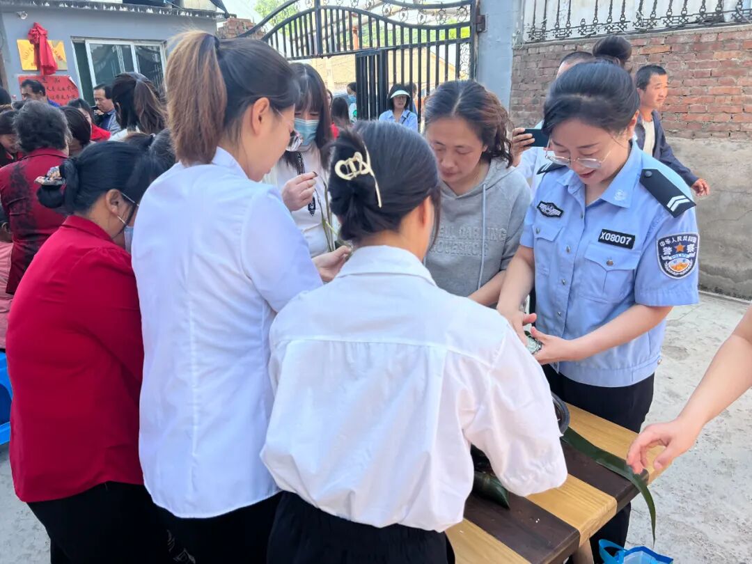致敬了不起的她以无畏勇气绽放警营之花
