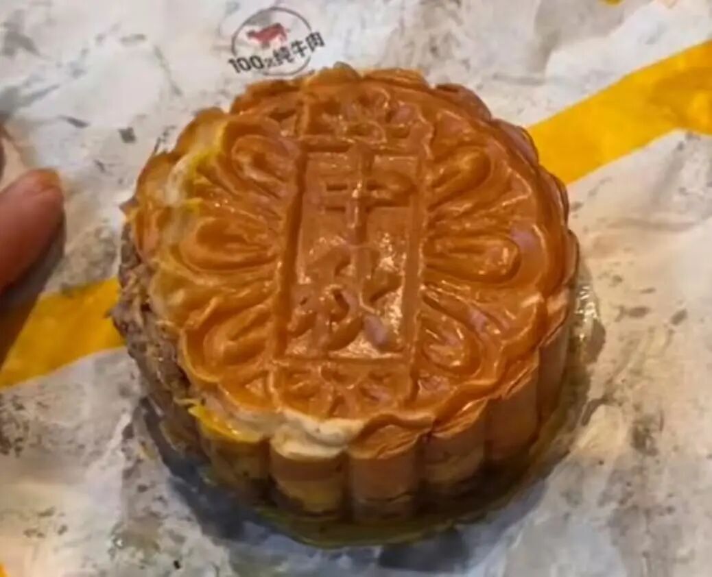 今年中秋流行“爆改月饼”,今年中秋流行“爆改月饼”！当汉堡、面包纷纷被压成“月饼..