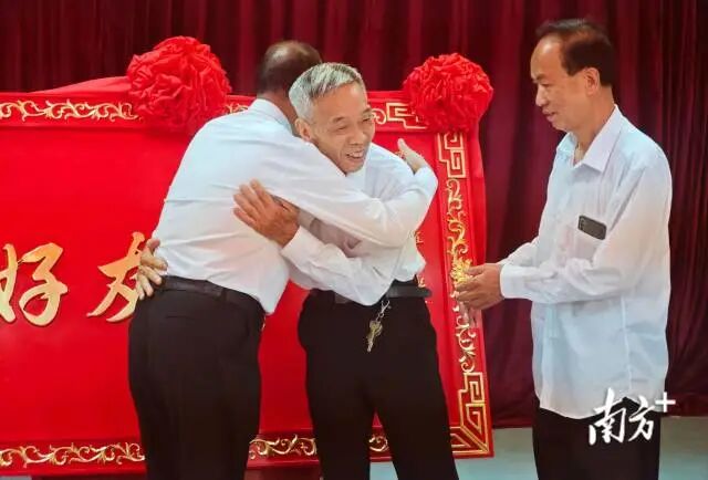 仙门城和深溪社区代表互相握手、拥抱，冰释前嫌。