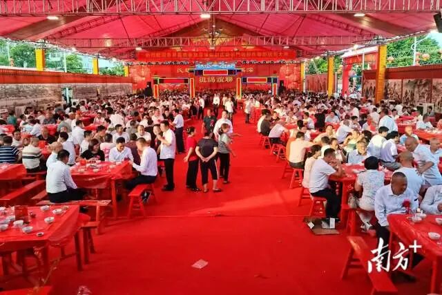 仙门城社区与深溪社区村民举行联谊活动。张少龙 摄