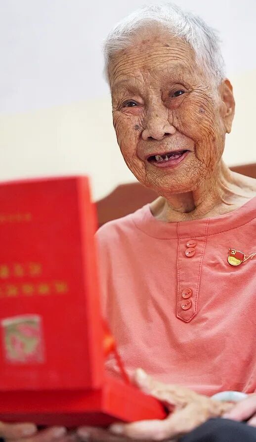 莫月仙回忆起当年入党的情景，眼角的皱纹里泛起水光。