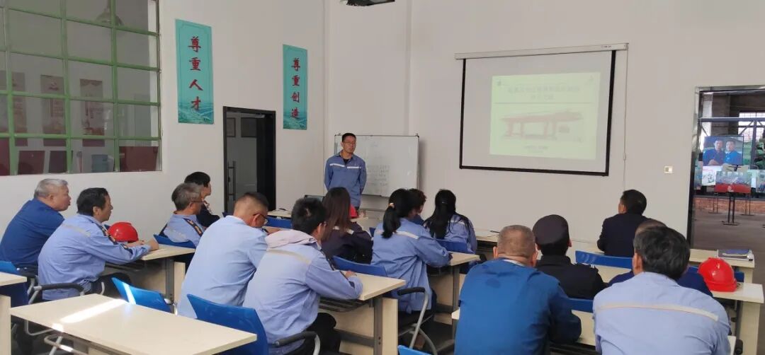 5. 2025年一季度现场传承培训照片-起重机安全使用和维护保养技术传承.jpg
