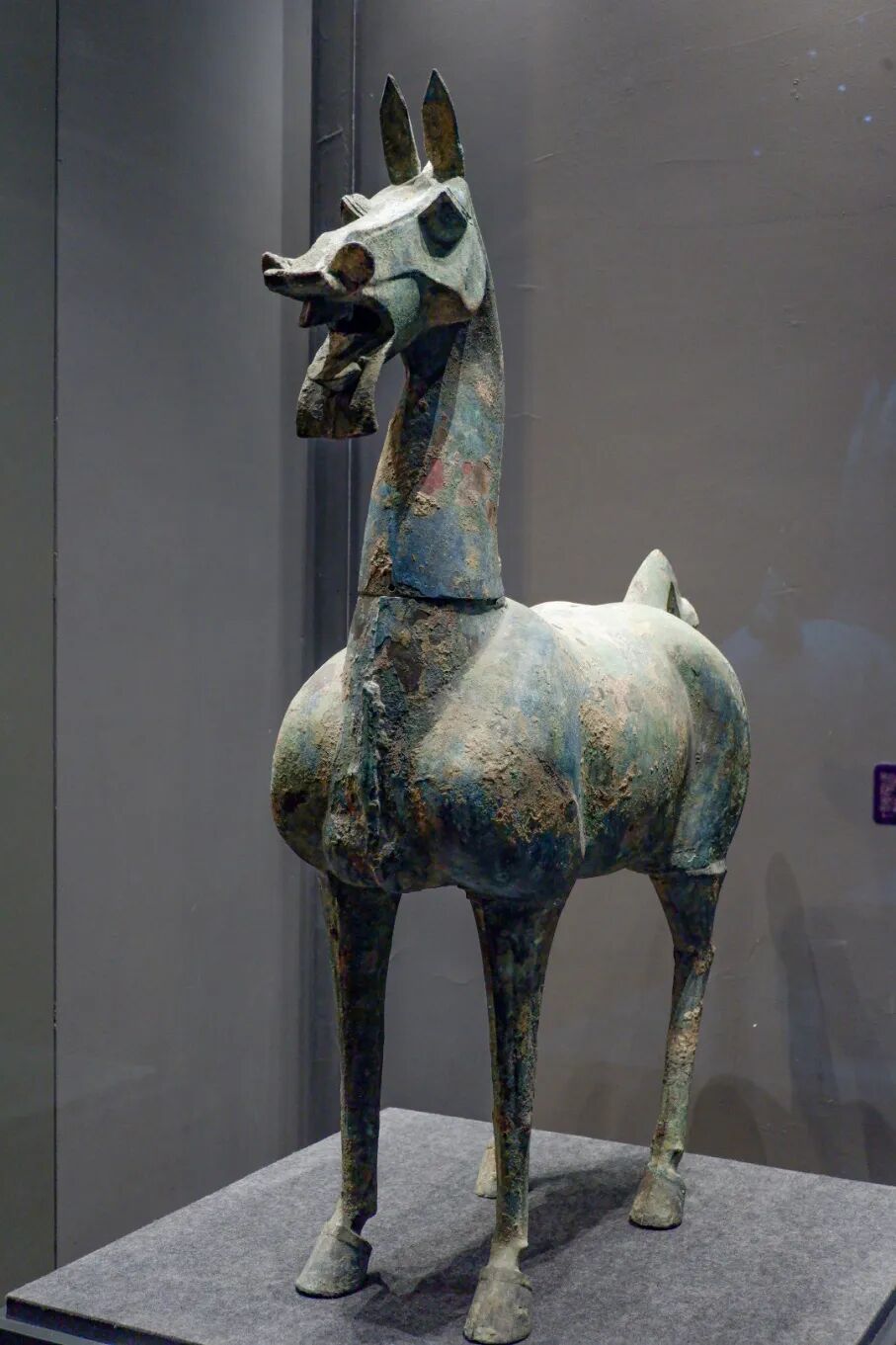 铜马出土于保定市徐水区的防陵汉墓二号墓中,是河北省内发现体型最大