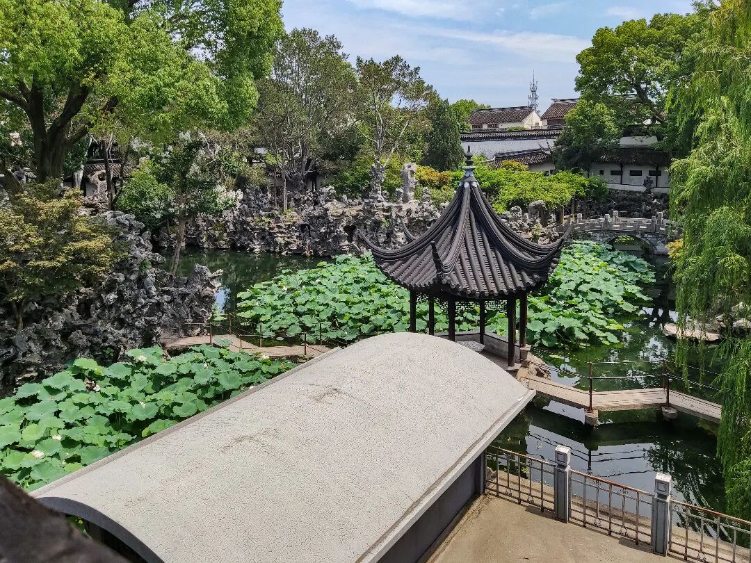 西望是一片水域,水中有湖心亭与石舫,假山奇石,楼台隐现,是山水园林的