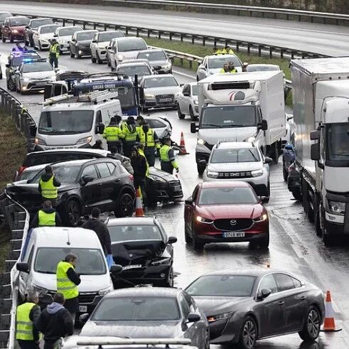 【欧浪】西班牙AP-9高速多车连环撞 多人受伤含两名人民党议员