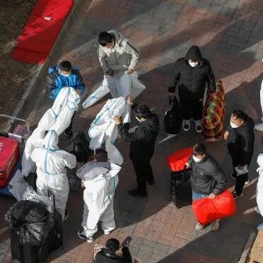 【欧浪】悬崖岩石凌晨坠落 西班牙夫妇卧室内一死一重伤