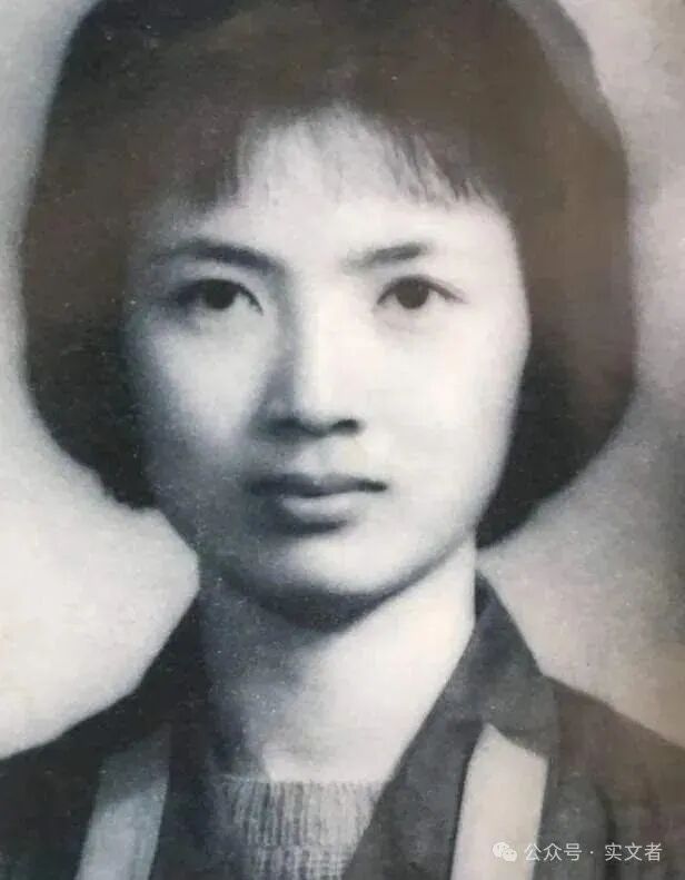 她是林立果的未婚妻,美若天仙多才多艺,如今远嫁异国过得很幸福