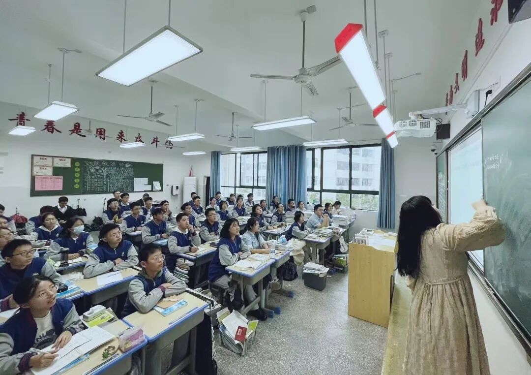 听课现场听课结束后,靖安中学同仁对几位老师教材的把握,教学环节的