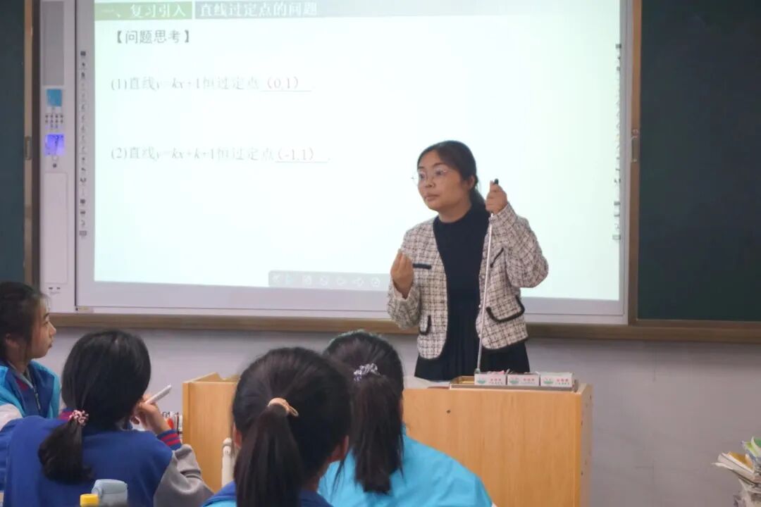 听课现场听课结束后,靖安中学同仁对几位老师教材的把握,教学环节的