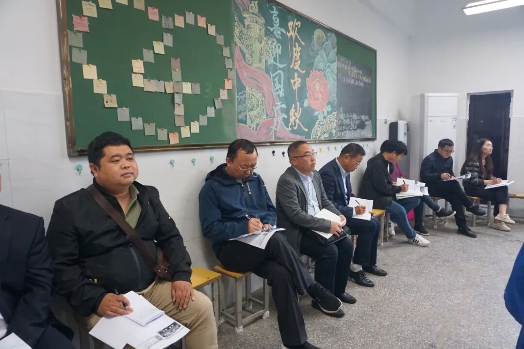 在学校领导的陪同下,靖安中学同仁深入课堂,观摩了我校汤燕,黄媛