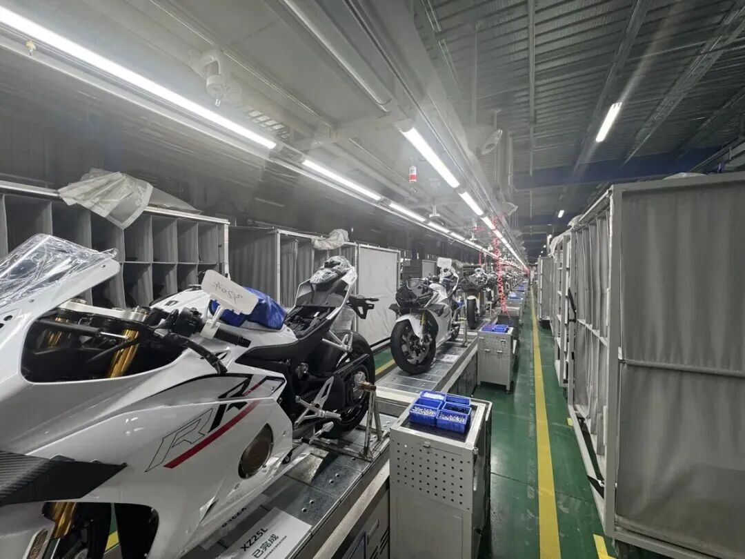 热血逆袭！修车学徒缔造世界冠军，张雪机车冠军“铠甲”江门造