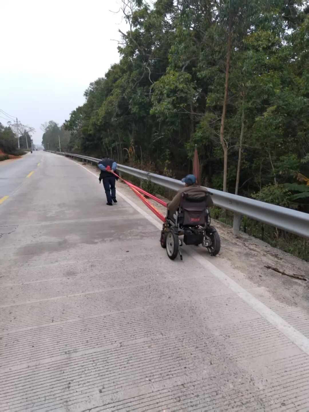 电轮椅怎么不过电老人电动轮椅突发没电，博白一人大代表化身“纤夫”把人车拉回家_https://www.jmylbn.com_新闻资讯_第5张