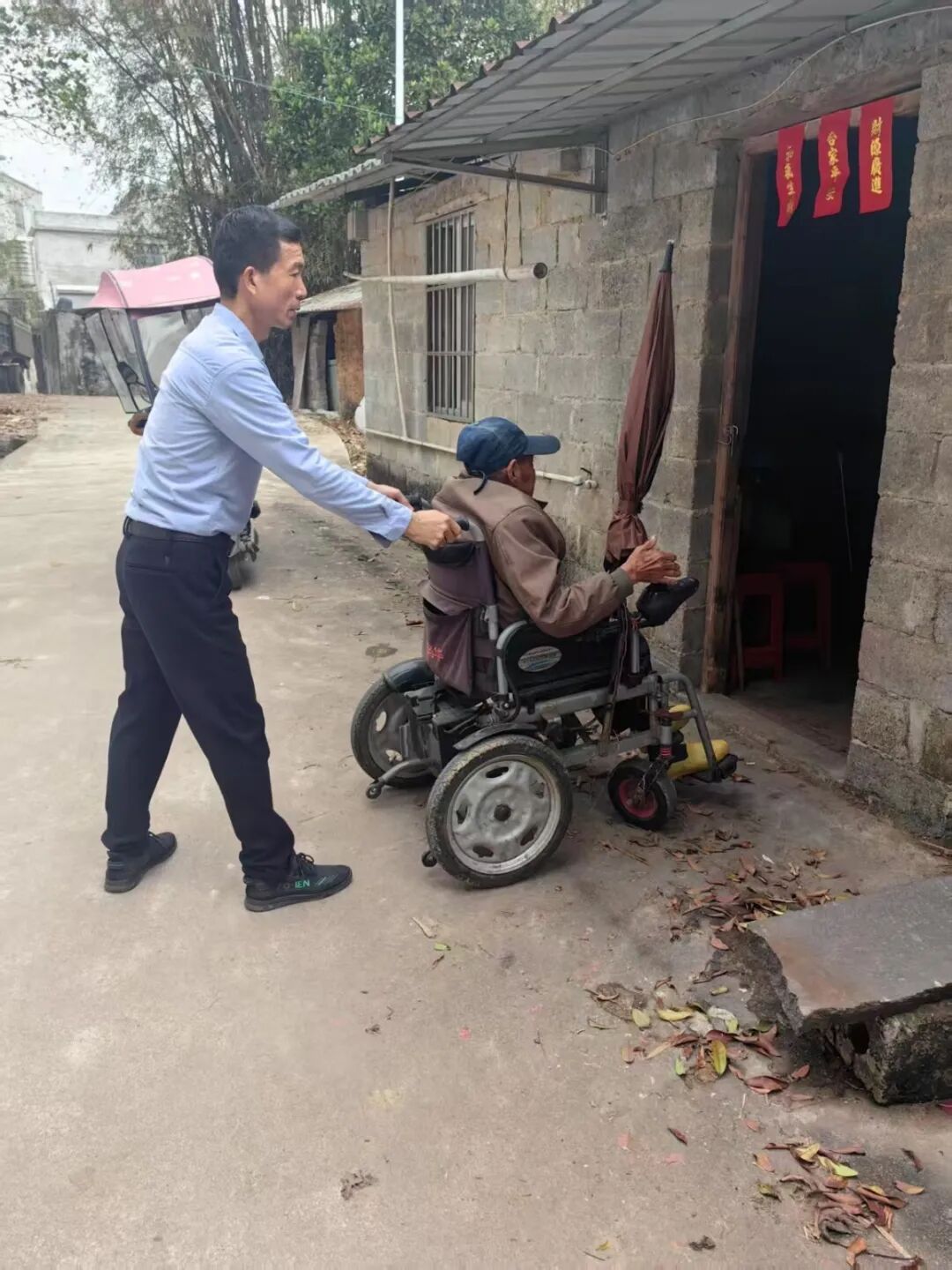 电轮椅怎么不过电老人电动轮椅突发没电，博白一人大代表化身“纤夫”把人车拉回家_https://www.jmylbn.com_新闻资讯_第6张