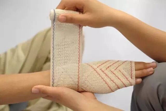 纱布绷带怎么用【健康365】超实用！包扎的正确打开方式，赶紧学起来！_https://www.jmylbn.com_新闻资讯_第29张