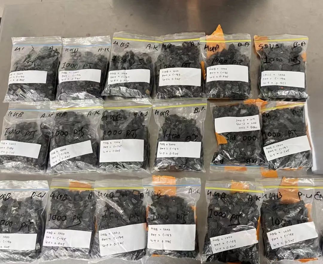 入境時(shí)神色緊張！一旅客藏匿13430個(gè)舊手機(jī)攝像頭模組被查