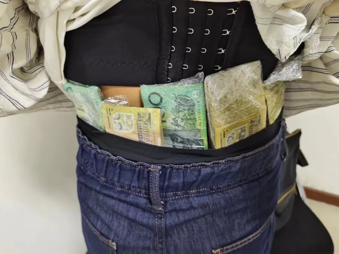 腰纏萬貫？一旅客身藏多類貨幣走私出境被深圳海關(guān)查獲