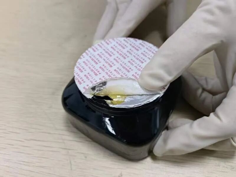 海关查获经过伪装的大麻油 案件已移交相关部门处理