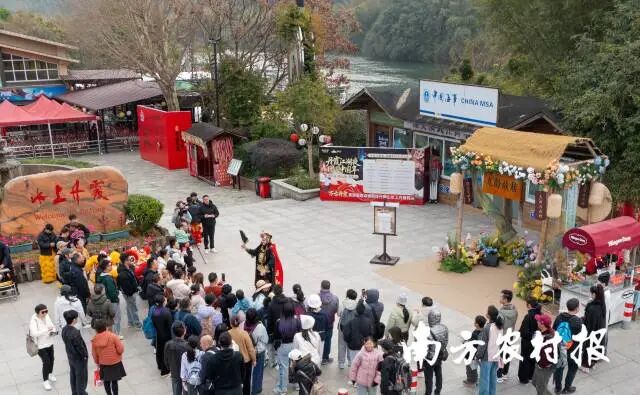 游客观看变脸表演。