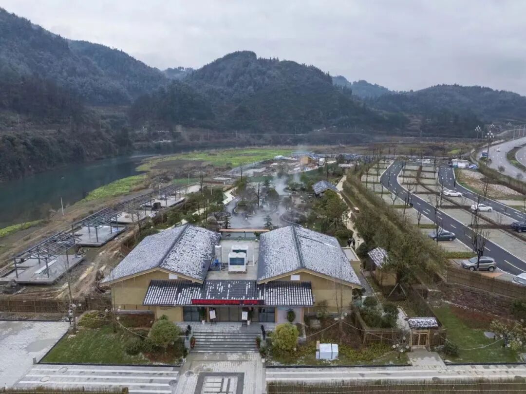 您当前所在的位置>首页>新闻中心>部门动态>岑巩县思州盐井温泉全景.