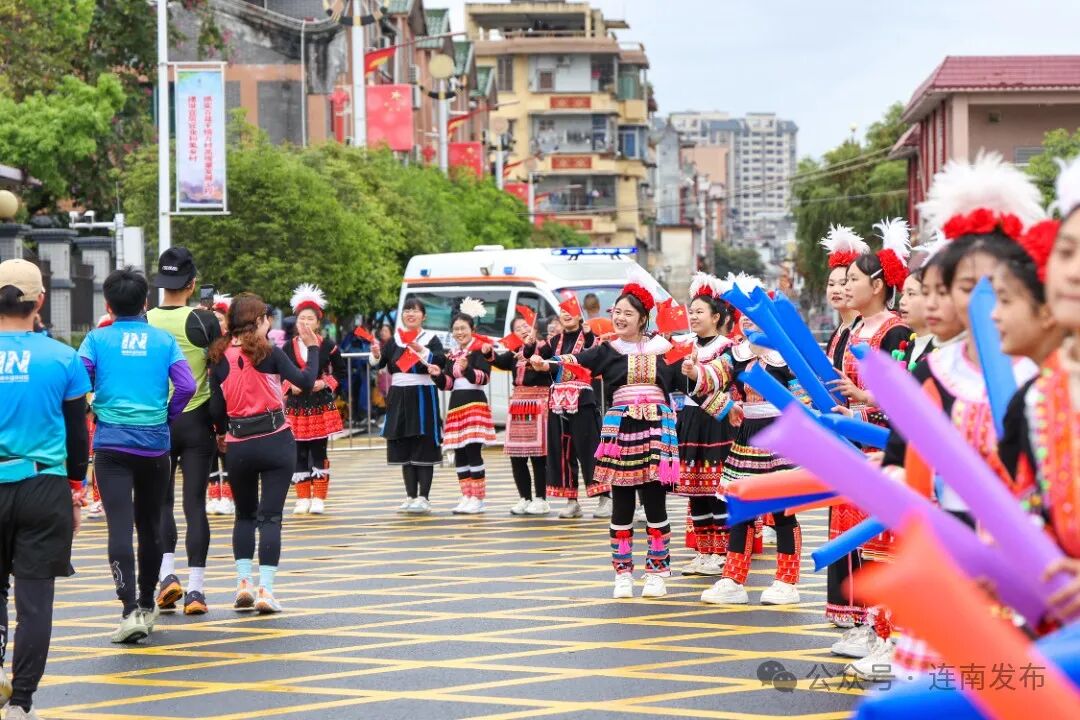 身穿绚丽瑶族服饰的啦啦队为选手加油打气。图源：连南发布