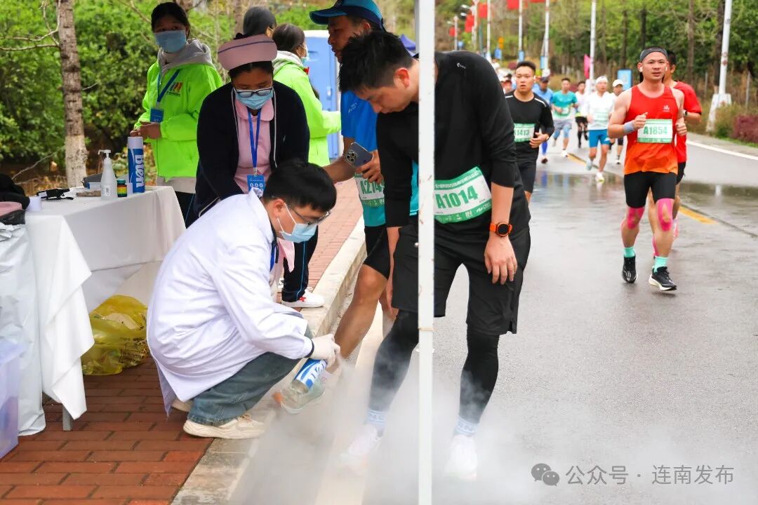 参赛过程中医疗志愿者为选手提供服务。图源：连南发布