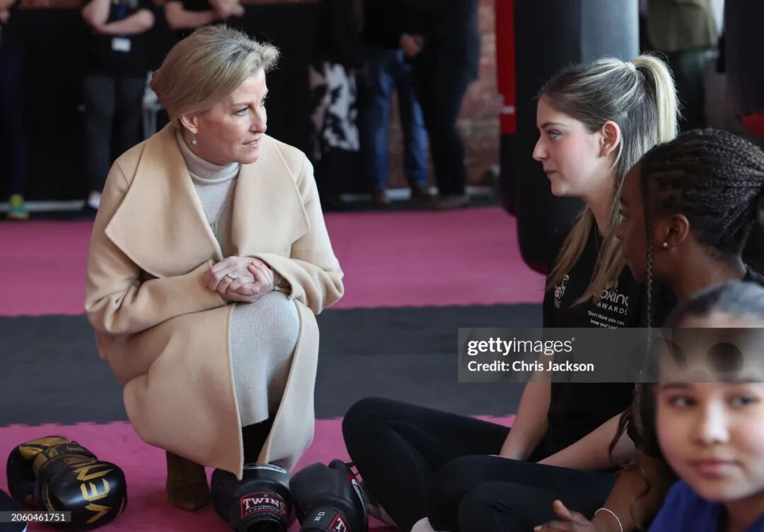 查尔斯患癌凯特消失驸马自杀盘一盘英国王室最近的糟心事