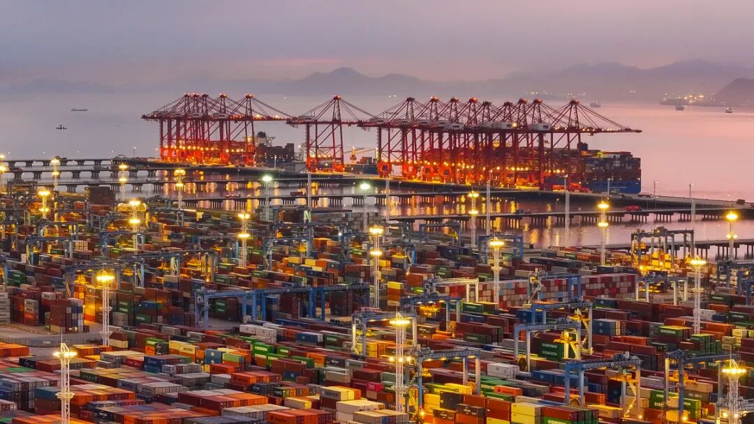 五彩缤纷的集装箱把宁波舟山港映衬得如同童话世界一般 蒋晓东 摄.jpg