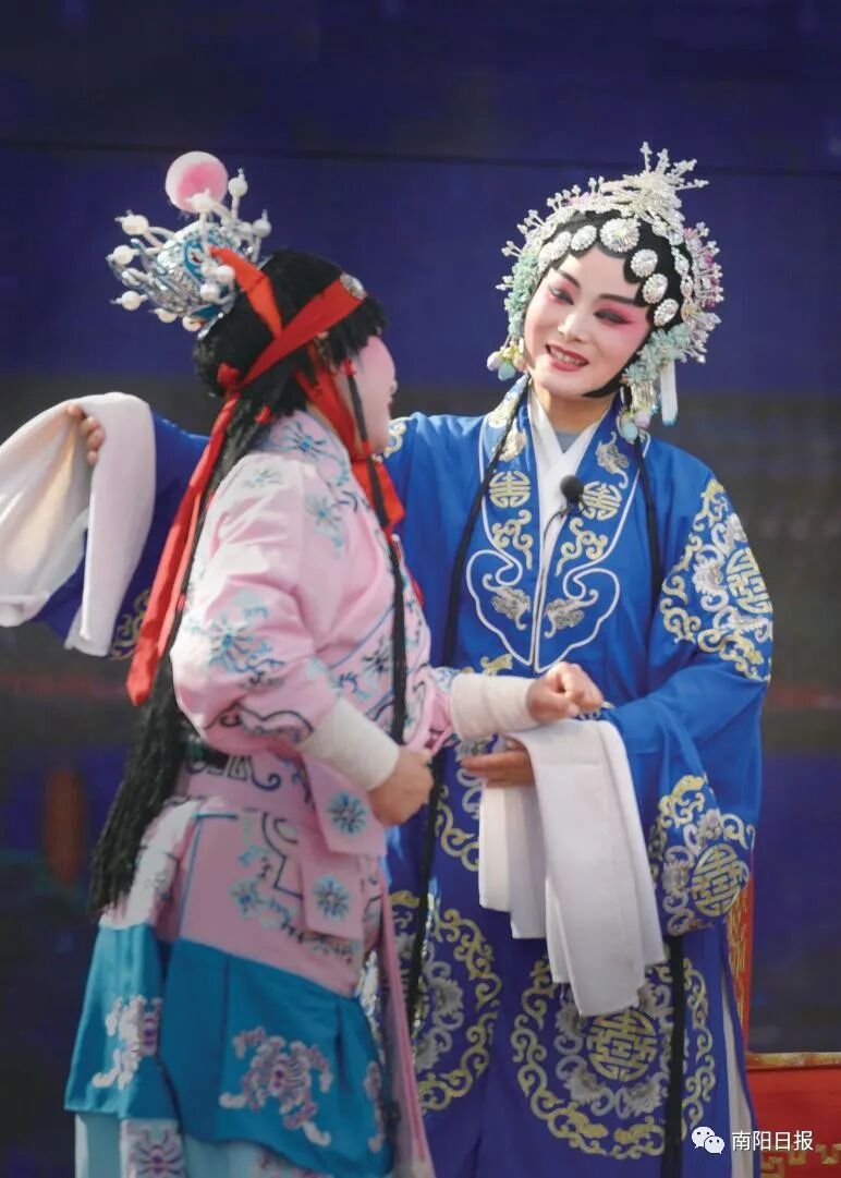"天下第一团"火出圈内乡人对宛梆的爱,是刻在骨头里,烙印在灵魂中的.