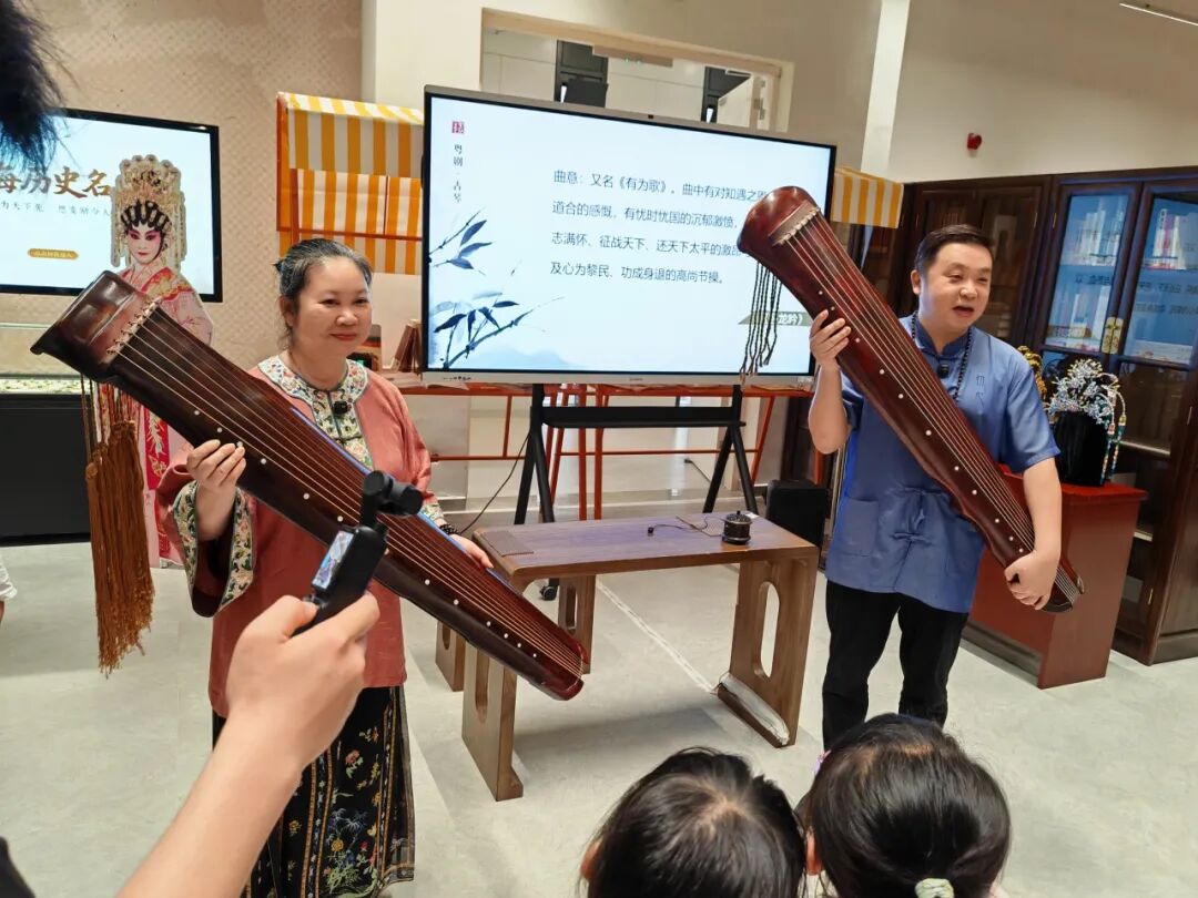 两位老师介绍古琴
