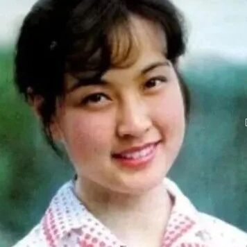 刘晓庆18岁当知青时的照片曝光,美翻全场!难怪她敢一辈子演少女