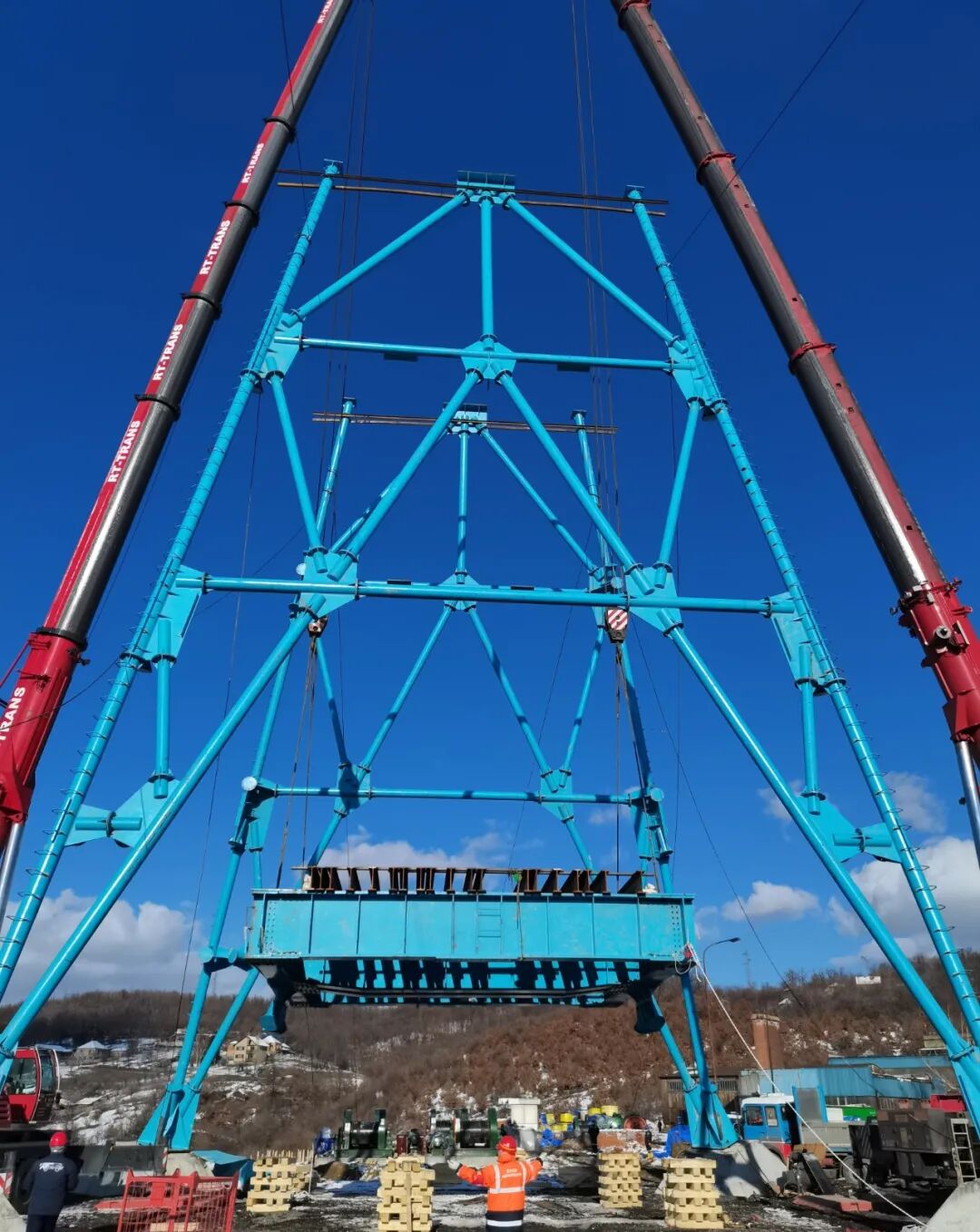 广业集团控股宏大爆破塞尔维亚最大Ⅵ型凿井井架装吊成功