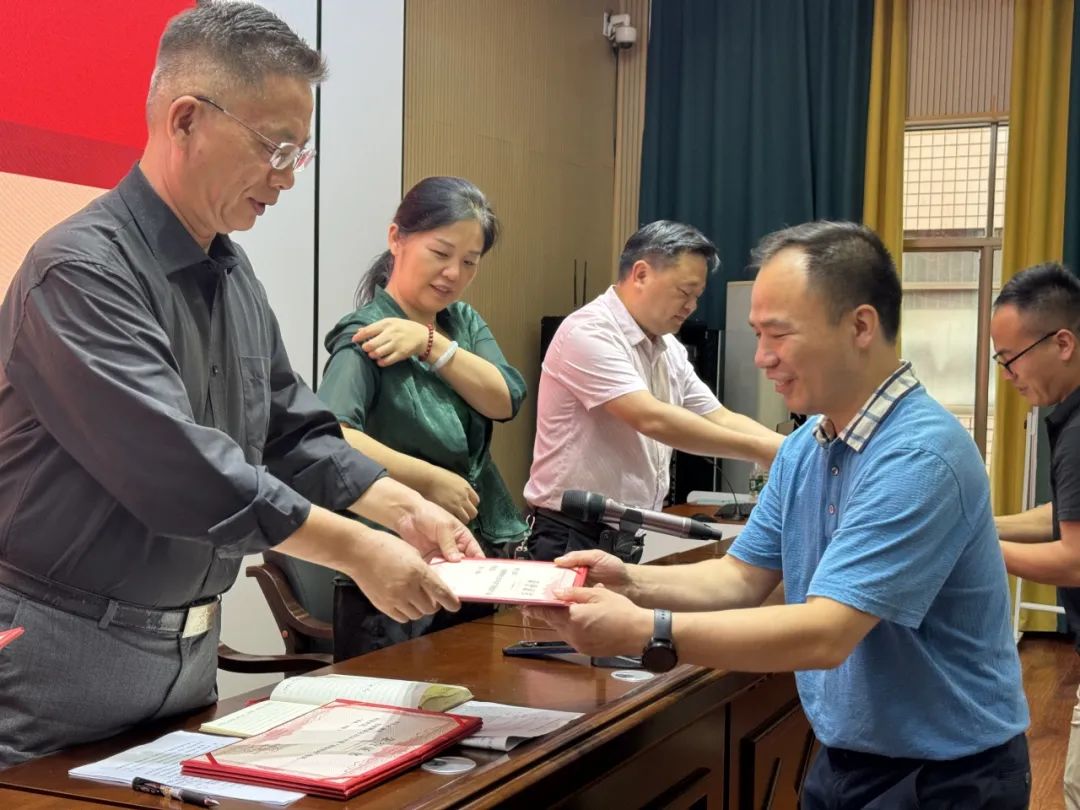 邵阳市二中举行"师徒结对"拜师仪式暨新进教师座谈会