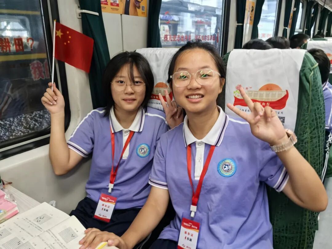 在出征仪式上,校党委书记杨湘琪要求学子们带着"