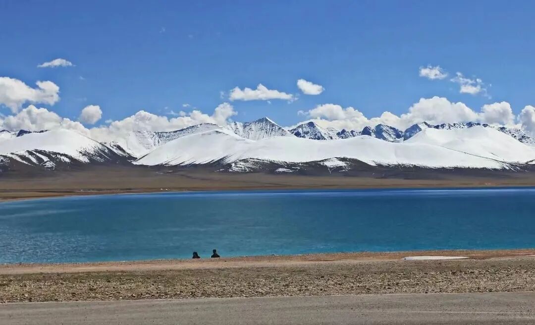 那曲望穿南列雁,班戈独赏俏冰莲.如烟往事了无憾,喜看高原新变迁.