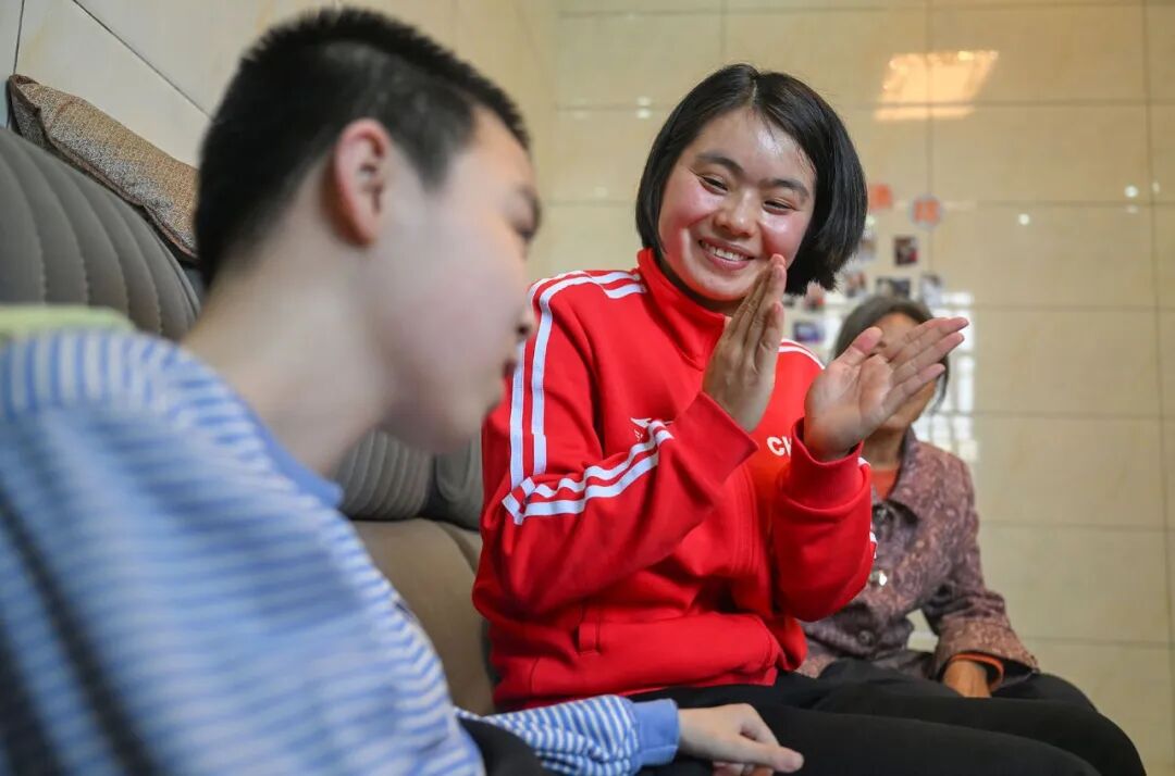 　　茶陵县洣江街道洣瑶社区，城东学校老师谭娟慧 （右） 在14岁、患先天性肌肉萎缩的小华家中送教，鼓励他坚持学习