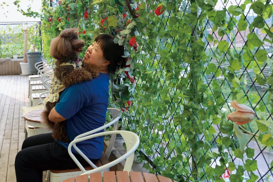 王姐和9岁的“咖啡豆”在萌兽派。今年是咖啡豆来幼儿园的第五年