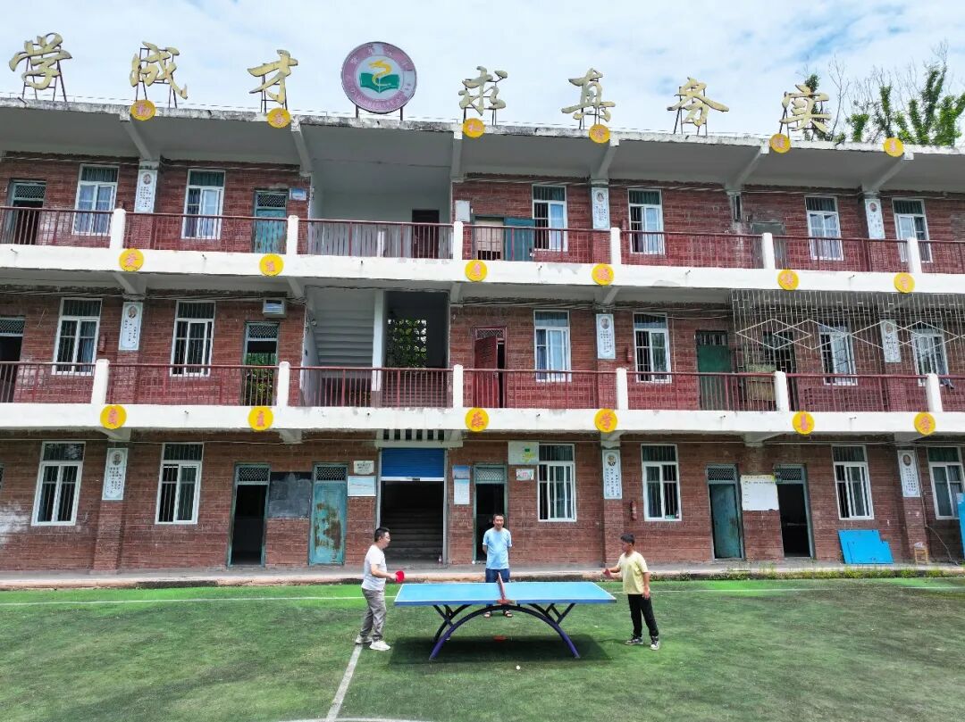 　　▲2025年6月5日，重庆市梁平区福禄镇中心小学紫龙教学点，六年级学生陶涛（右）在课间和老师打乒乓球。这所学校只有一名学生和两名老师，在陶涛毕业后停办 图/视觉中国