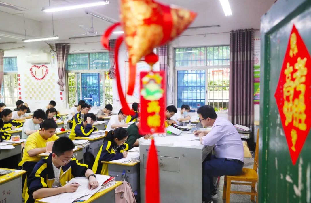 　　▲2024年6月初，湖南永州新田县第一中学，高三学生在教室内复习备考 图/视觉中国
