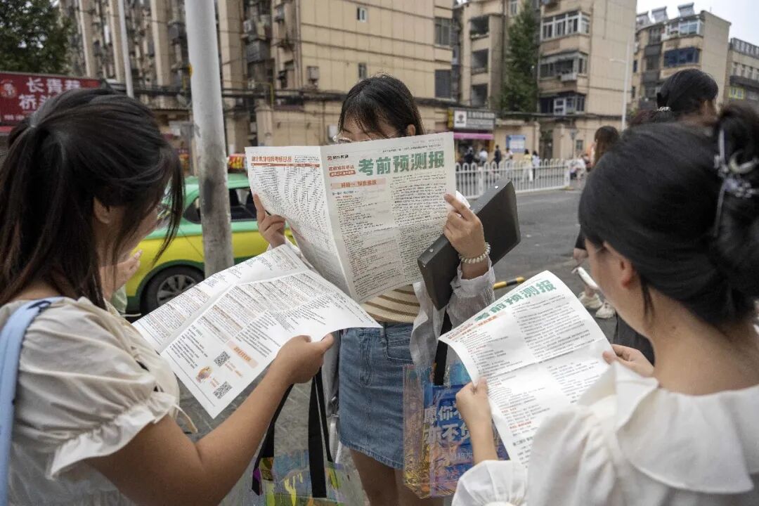 　　▲2024年9月15日，湖北襄阳，2024年下半年中小学教师资格考试（笔试）第二十一中学考点，考生在考前等待进入考场时抓紧时间复习 图/视觉中国