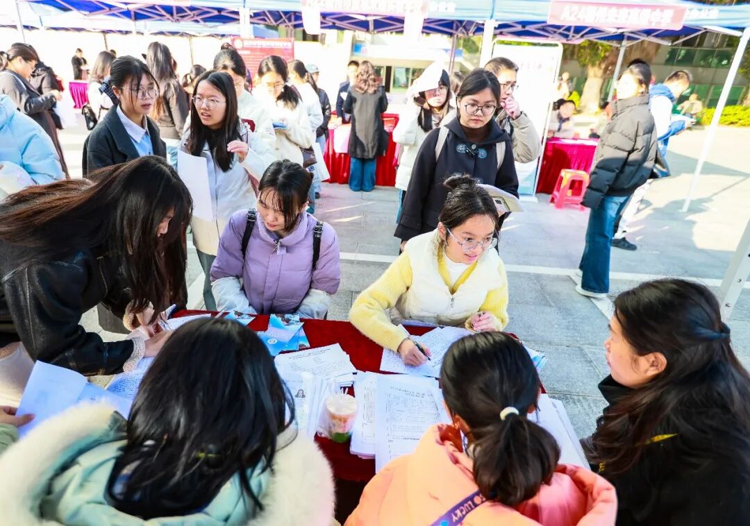 　　▲2025年12月27日，广西梧州，应届毕业生在教师专场招聘会上了解用人单位和招聘岗位信息  图/视觉中国