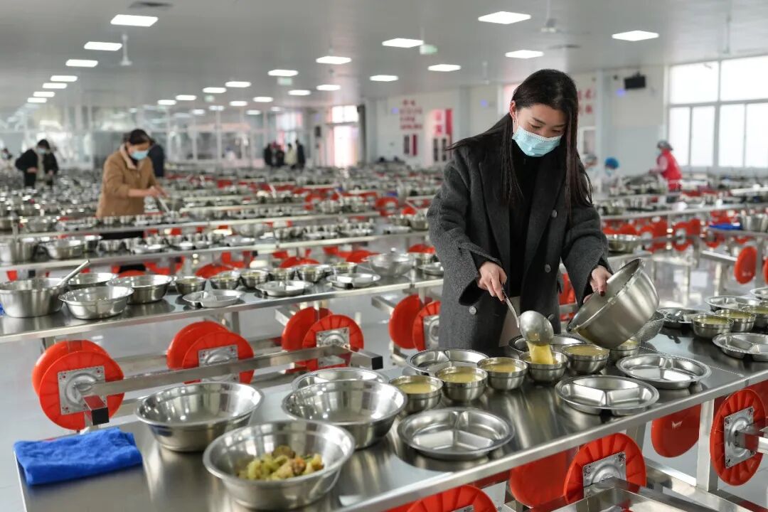 　　▲2026年1月16日，在山东东平县戴庙镇中心小学的餐厅内，教师为低年级学生准备免费午餐。这所学校是一所辐射10个行政村的联合小学，623名学生主要来自东平湖滞洪区和黄河滩区 图/新华社