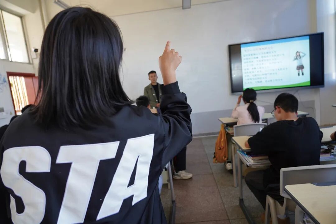 ▲2023年10月，丑小鸭中学的一节心理课，学生在就“青春萌动”话题发表看法